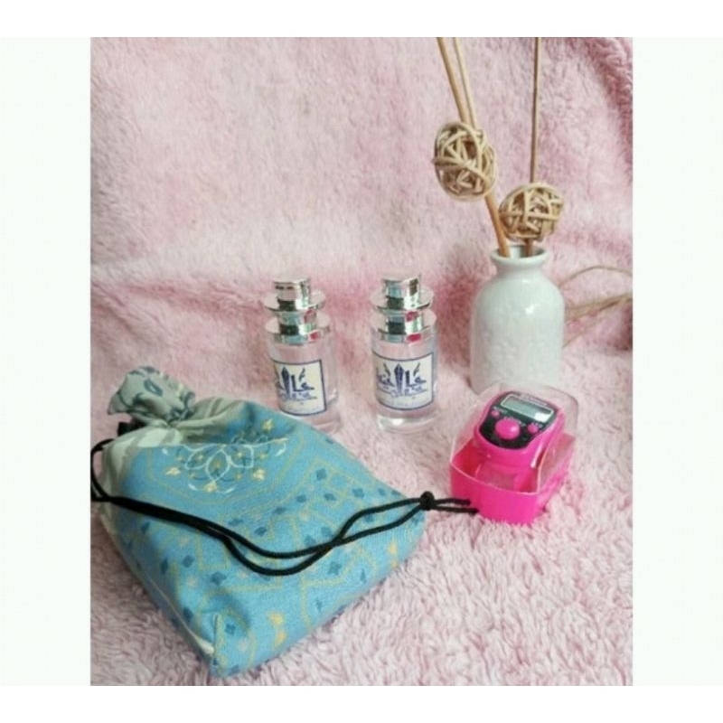 

pake hampers sajadah travel,parfum 20ml 2 botol ,tasbih,kartu ucapan