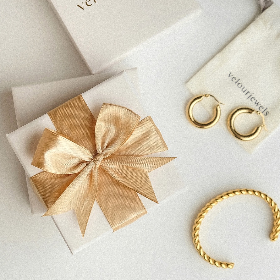 

Mega Gift Box Addon Hard Case Box and Canvas Pouch Hamper Birthday Lebaran Wisuda Kartu Ucapan