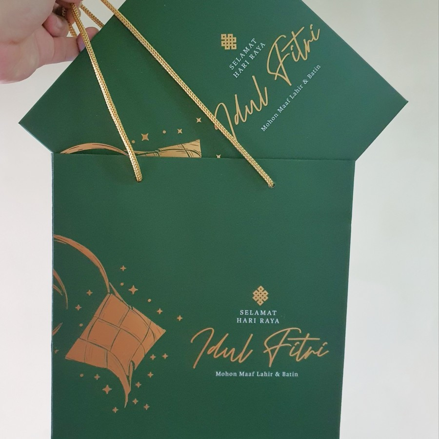 

(8pcs) Paperbag Idul Fitri Uk. 23.5x5x28 cm " KETUPAT " Paperbag Hijau Bertali Hotprint Emas Motif Ketupat