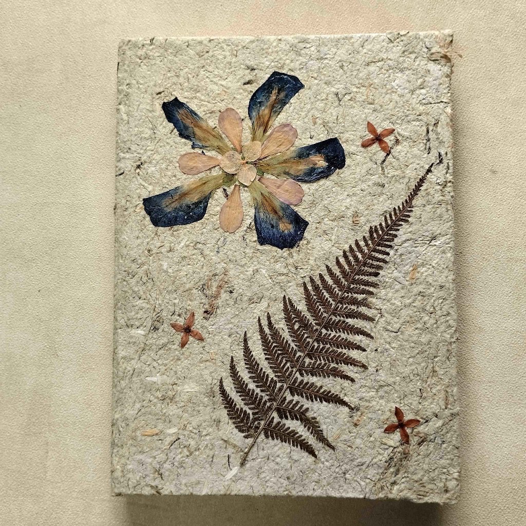 

A5 EcoBlossom Hardcover Notebook dengan Dried Flower 1