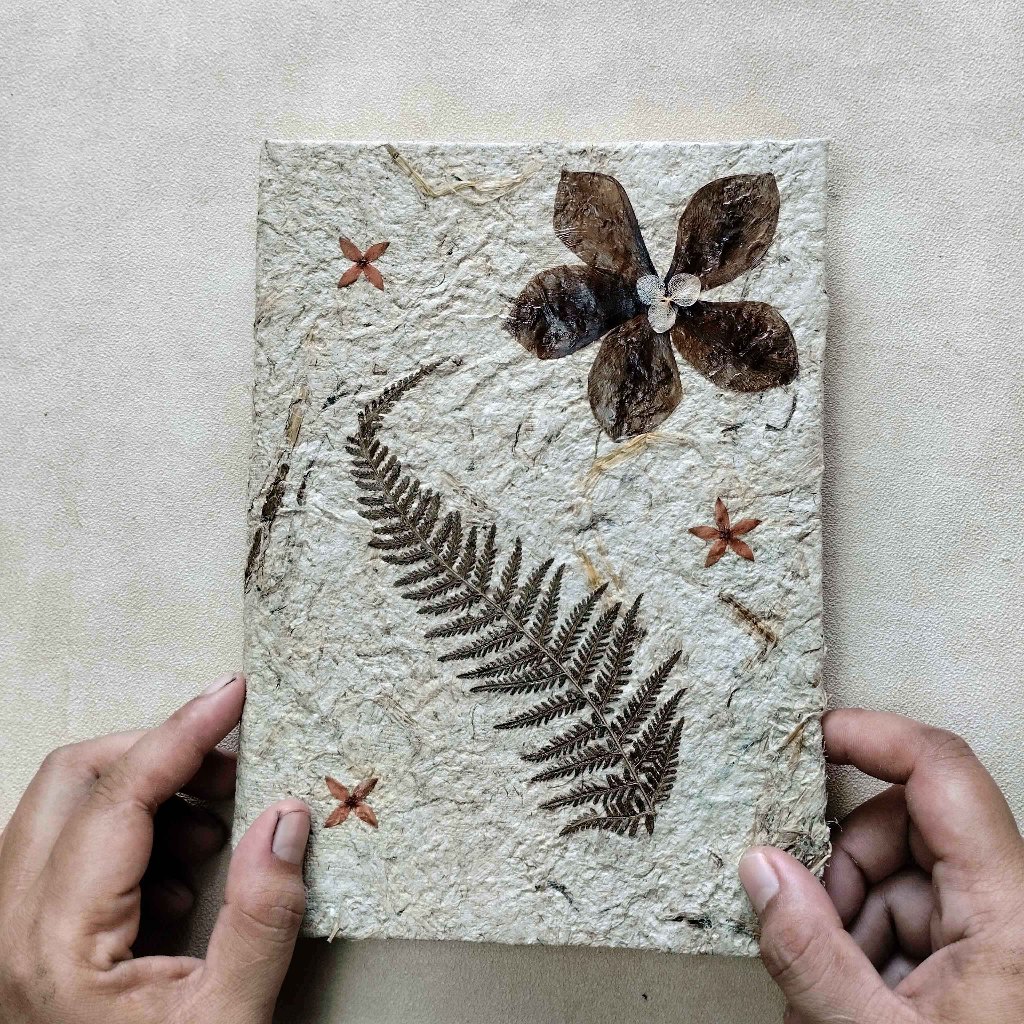 

A5 EcoBlossom Hardcover Notebook dengan Dried Flower 2
