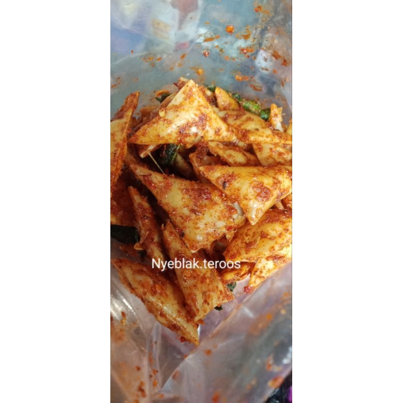 

Seblak pangsit segitiga isi 1kg sebring seblak kering pangsit pedas daun jeruk