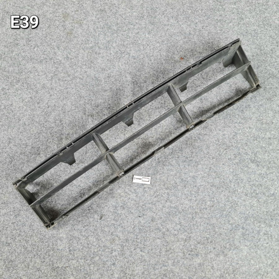Kisi Grill Bumper Depan Tengah BMW E39 Original 8235671