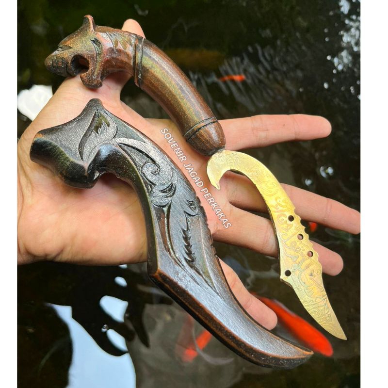 Kujang Kuningan Mini Ukir Kaligrafi Kayu Rasamala Ukir