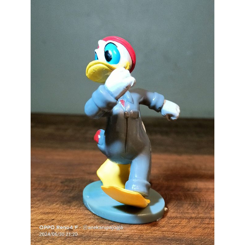 action figure donal bebek tehnisi topi merah