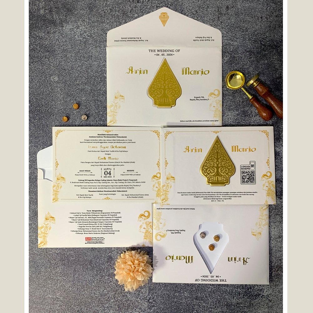 Undangan Pernikahan Hard Cover Single Board Plus Amplop Emblem Wayang Gold Size 14 x 20 cm