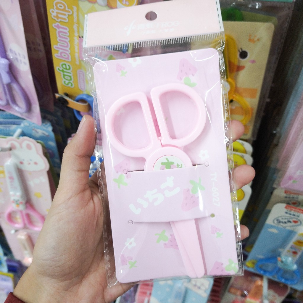 

GUNTING ANAK KARAKTER STRAWBERRY PINK STATIONERY ALAT TULIS SEKOLAH HAMPERS SOUVENIR ULANG TAHUN