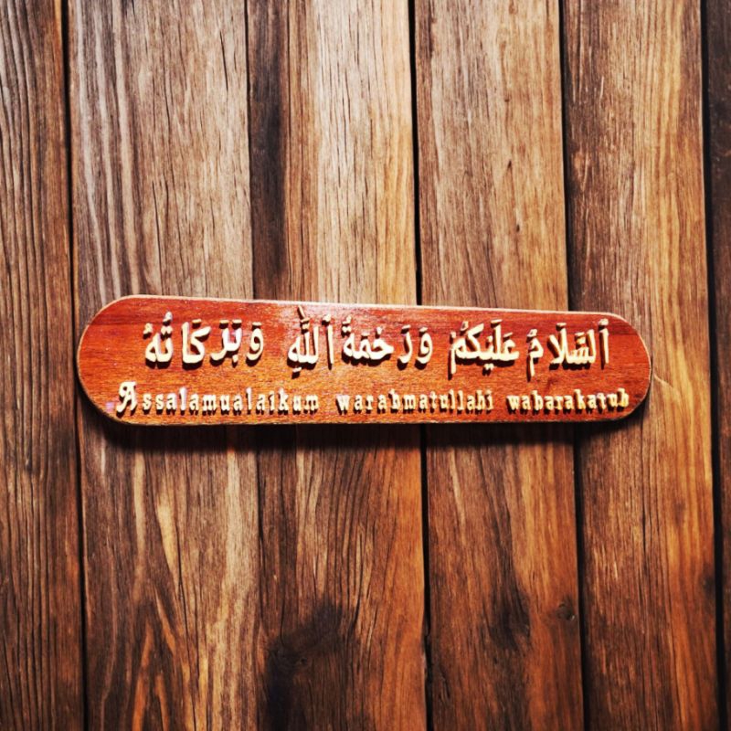 Hiasan Dinding dari Kayu bertuliskan "ASSALAMUALAIKUM WARAHMATULLAHI WABARAKATUH"