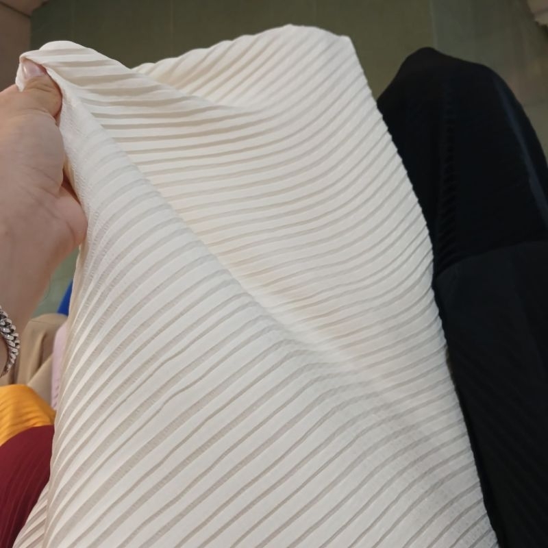 Bahan Kain polos plisket silk premium.