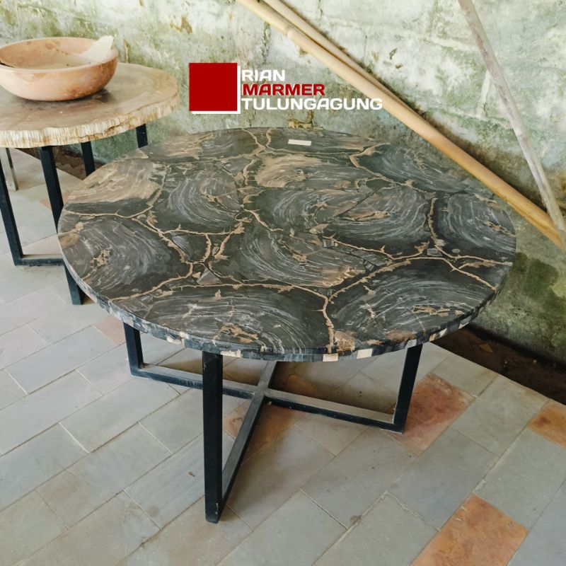 Meja Bulat Batu Fosil Laminasi Hitam Motif kaki besi cat hitam