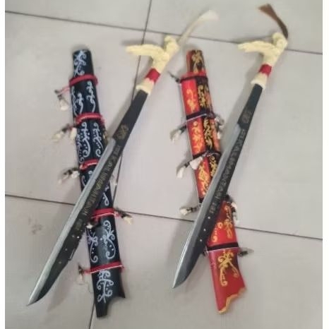 mandau asli pengrajin Dayak kalimantan mandau etnik Kalimantan 165 cm