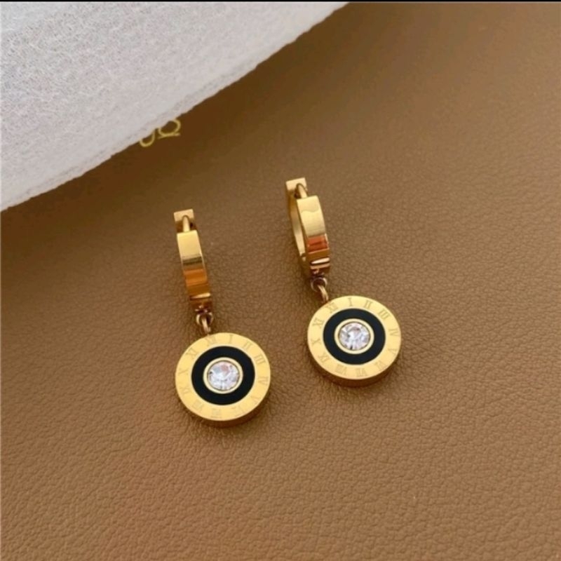 Anting hoop bulat hitam permata titanium
