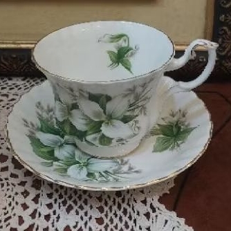 Royal Albert - Trillium Tea Cup Saucer (england)