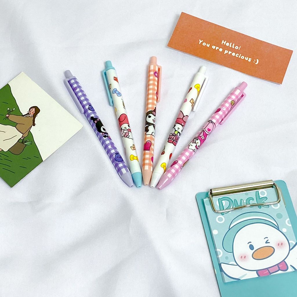 

TERSEDIA BOLPEN PENA ALAT TULIS SEKOLAH KANTOR / PULPEN CETEK KARAKTER SANRIO V3 LENGKAP VERSI TERBARU TINTA PEN GEL HITAM / HARGA SATUAN 1 PCS