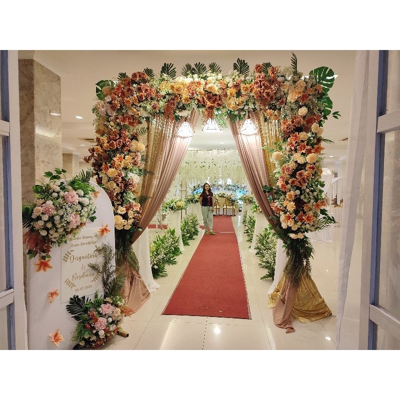 Dekorasi pelaminan 9 meter + gazebo + entrance gate + Photobooth + 10 standing flower