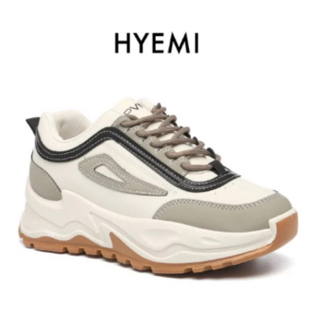 sepatu olah raga