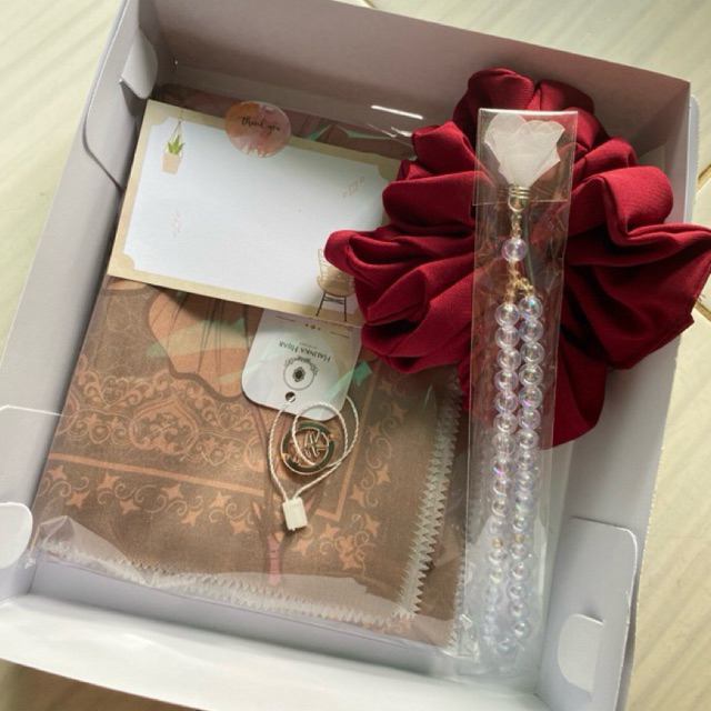 

HAMPERS HIJAB PRINTINGMOTIF FREE KARTU UCAPAN