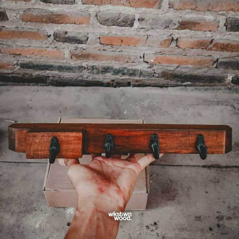 Gantungan baju kayu aesthetic minimalis