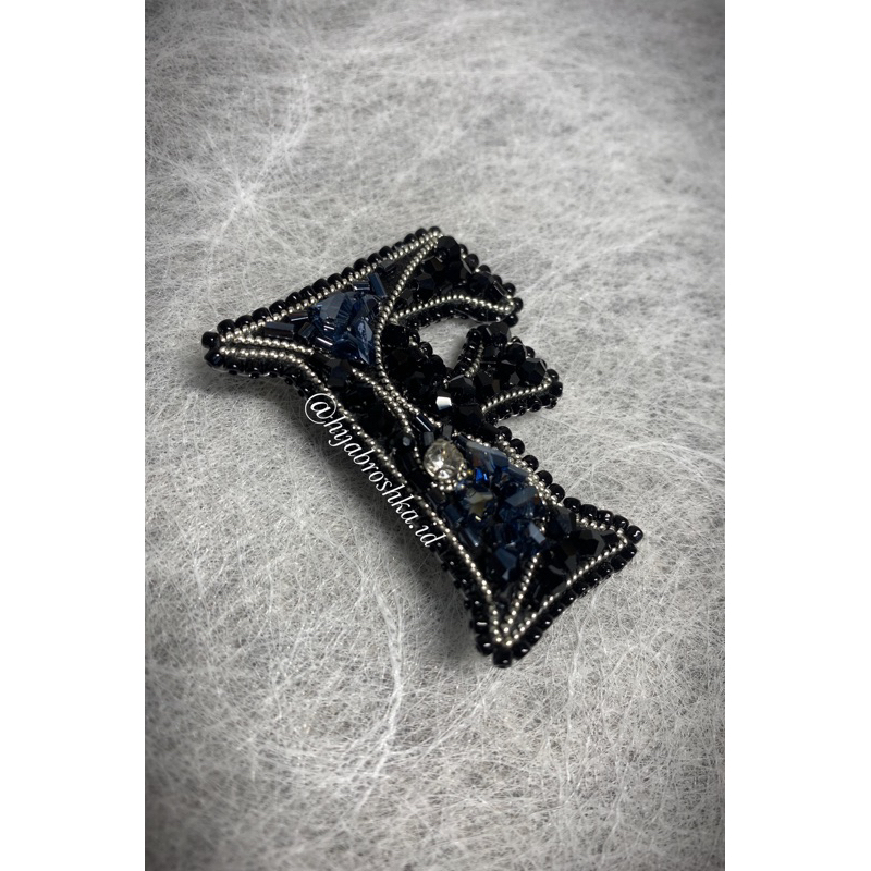 Bros Huruf F Kristal Handmade