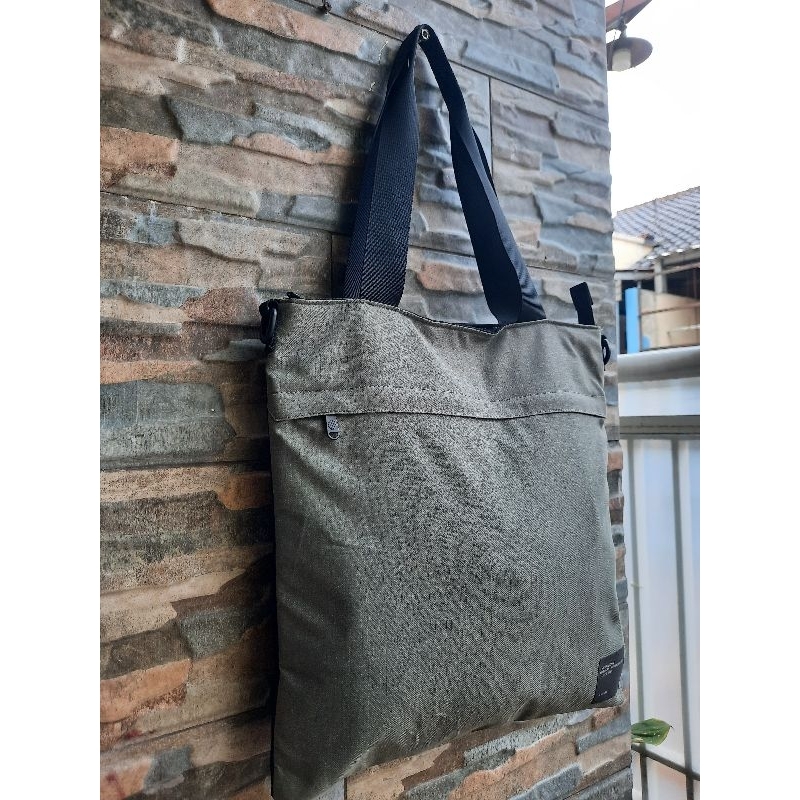 Tenteng Hitam K-SWISS - TAS PRELOVED BRANDED ORIGINAL