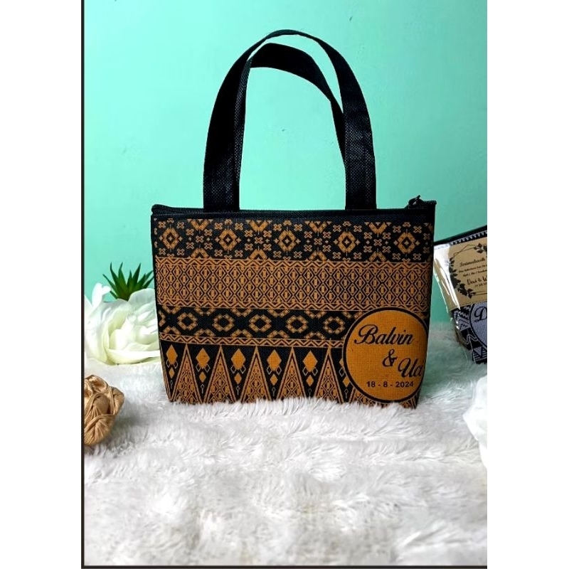 

TAS JINJING SOUVENIR BAHAN POLYESTER (1LUSIN 12 PCS)