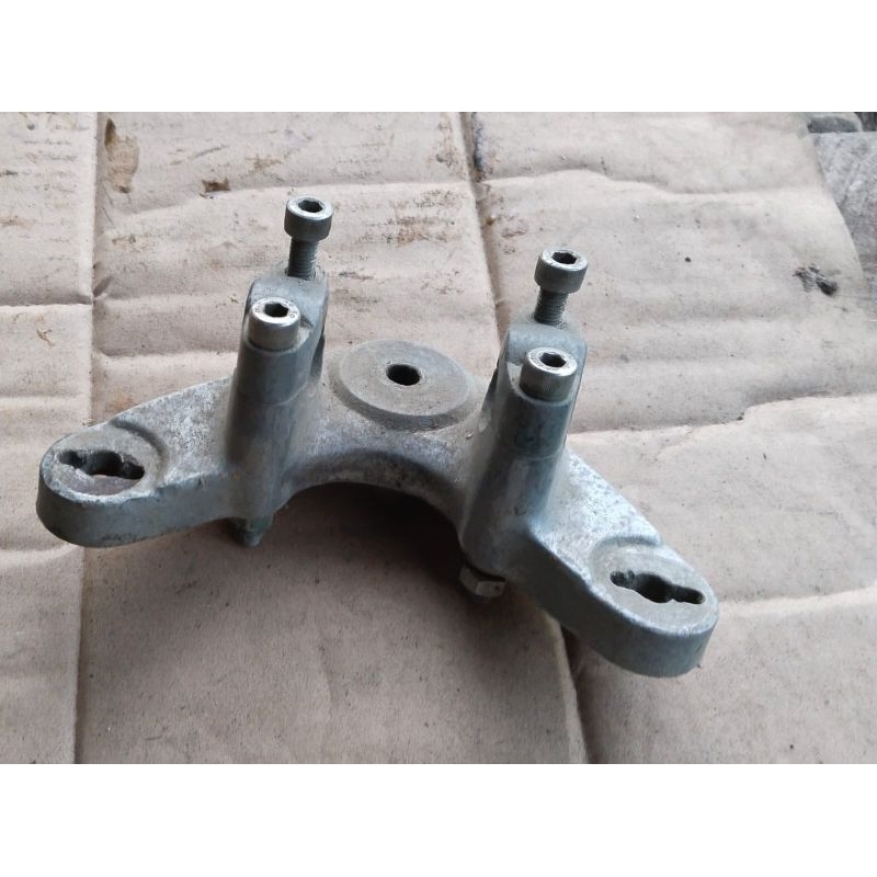 RAISER SEGITIGA SHOKDEPAN SUZUKI A100