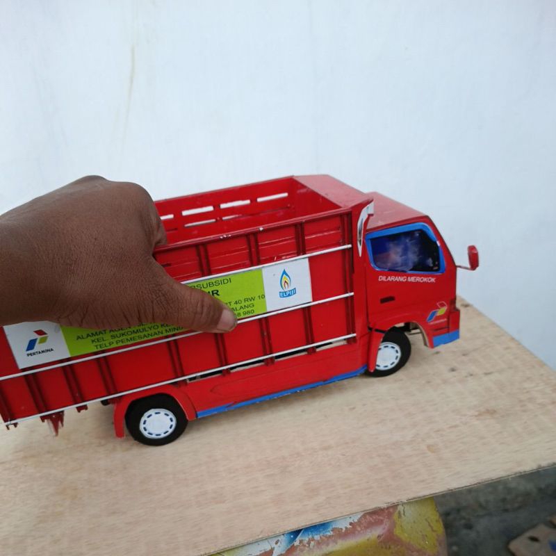 miniatur truk Elpiji tanpa muatan oleng