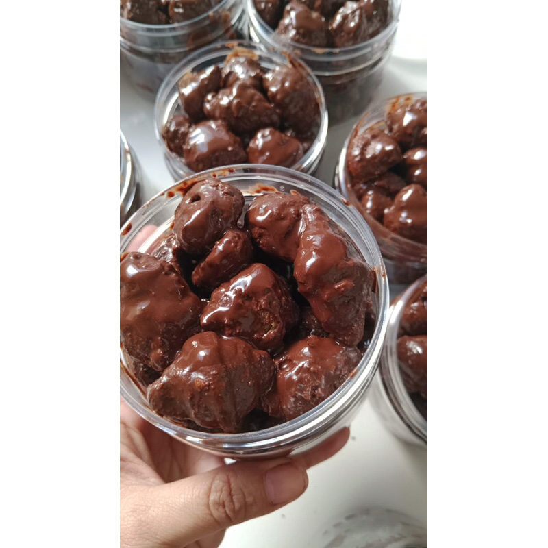 

Aghnia Croissant Mini dengan balutan coklat kemasan toples 400ml