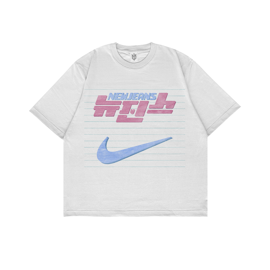 KAOS BAJU NEWJEANS X NIKE| T-SHIRT OVERSIZE PUTIH STYLE Y2K VINTAGE BOOTLEG GRUNGE | PRIA WANITA DEW