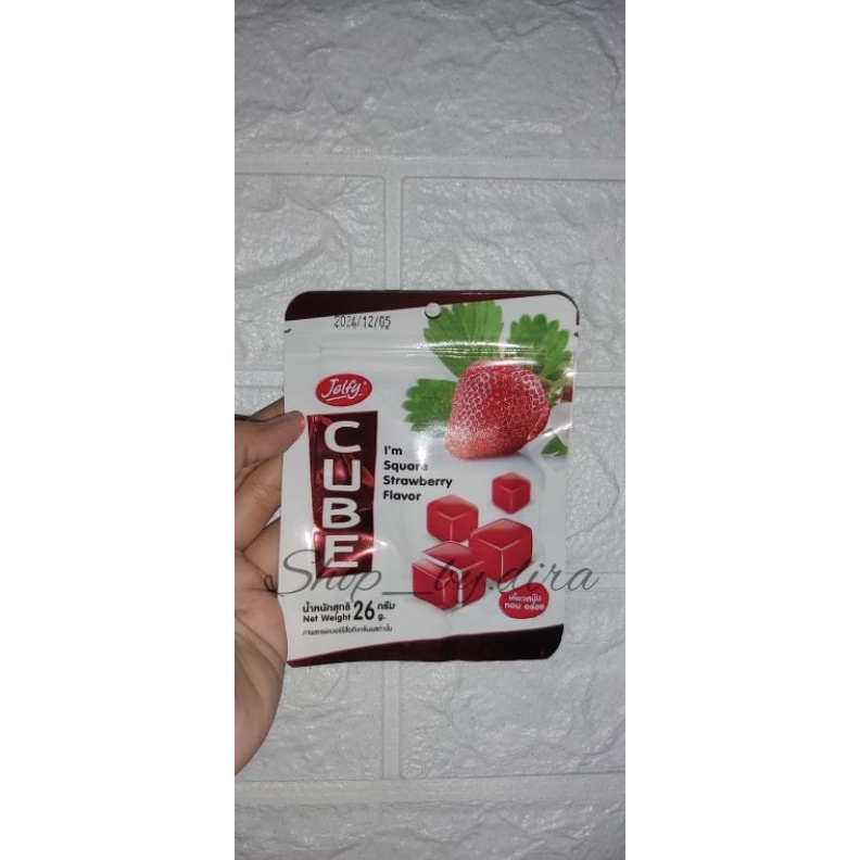 

MEGA Permen susu cube strawberry snack thailand