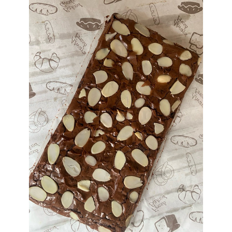 

Fudgy Brownies Premium toping almond slice uk 20x10
