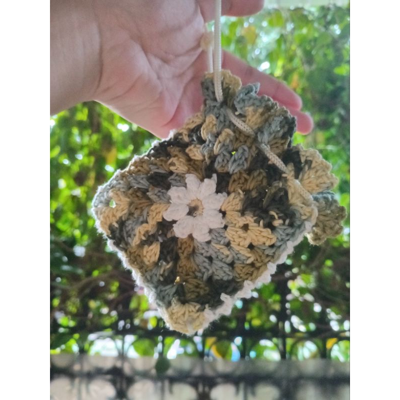 airpod case crochet granny square with daisy, dompet koin rajut bunga daisy
