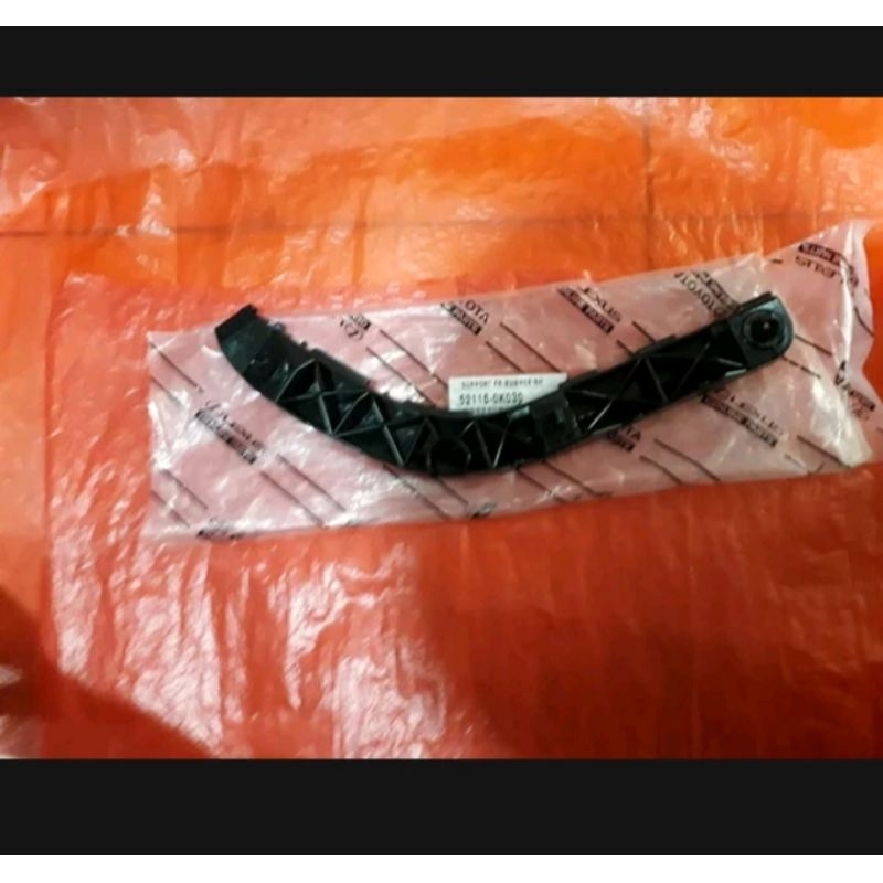 Bracket bemper depan kanan innova 2005-2010 original
