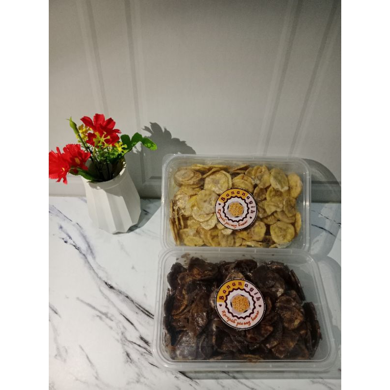 

PAKET BUNDLING 2 BOX TIRAMISU & COKLAT/KERIPIK PISANG BANANAGIH