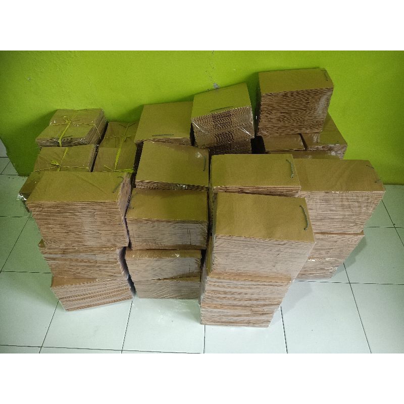 

paperbag ukuran 22x16x25 (pxlxt) (1 lusin)