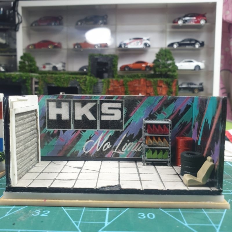 HKS Garage Diorama Skala 1:64