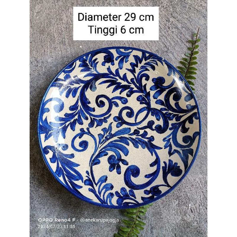 piring keramik lukis motif bunga biru putih untuk dekorasi hiasan dinding