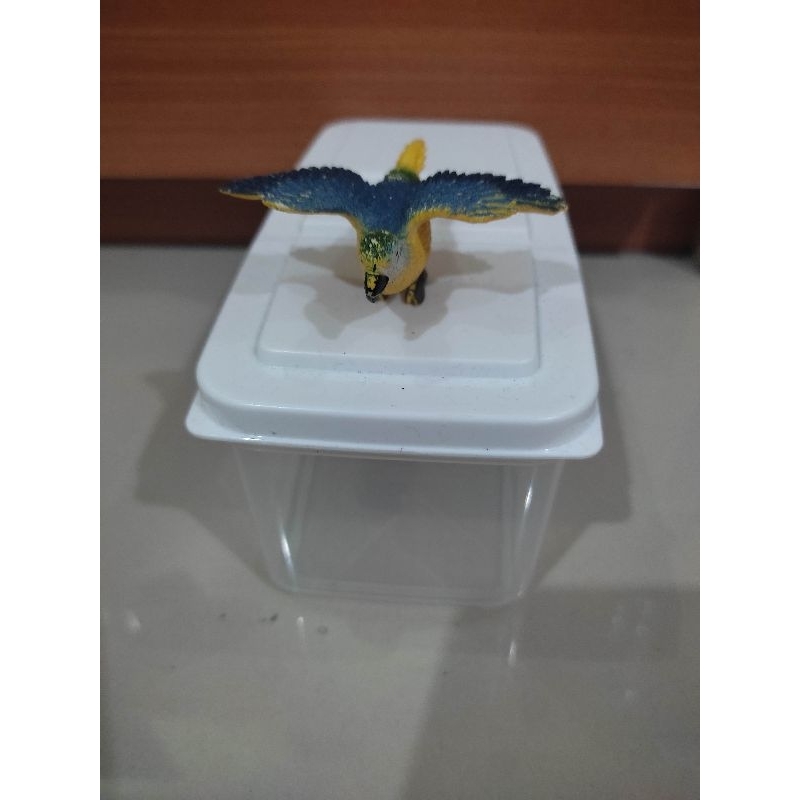 figure animal macaw gold blue / burung kakak tua
