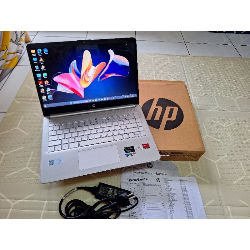 Laptop Hp 14s-fq0562tu Amd Athlon Silver  Ram 8 gb/Ssd 512 gb, mulus no minus