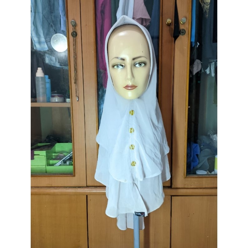 Khimar ceruty 2 layer Hijab ceruty jilbab motif kancing abu abu muda kerudung instan preloved KRD 07