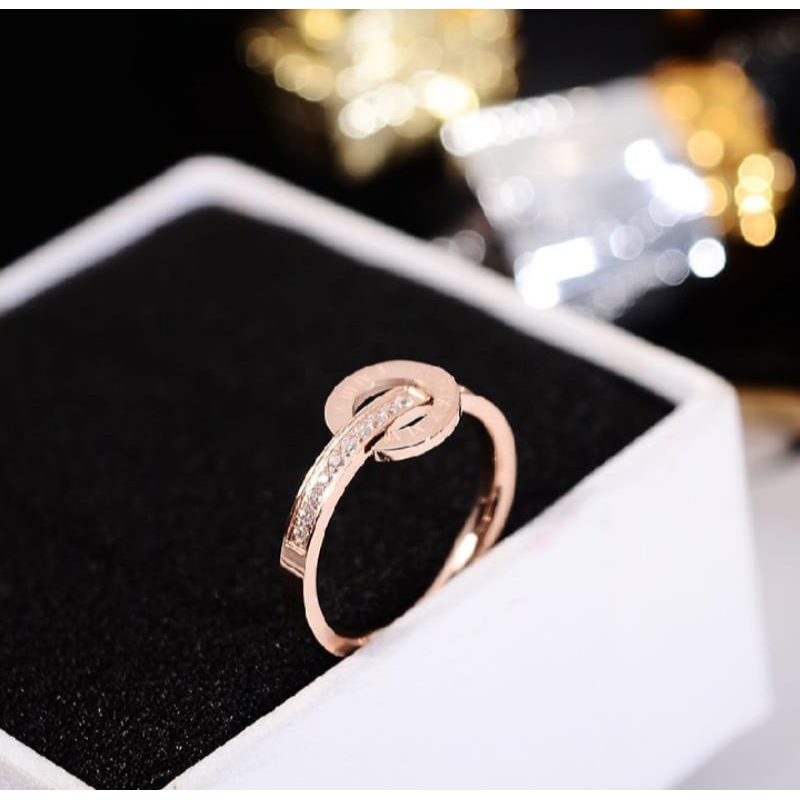 Cincin Titanium Model Huruf Romawi