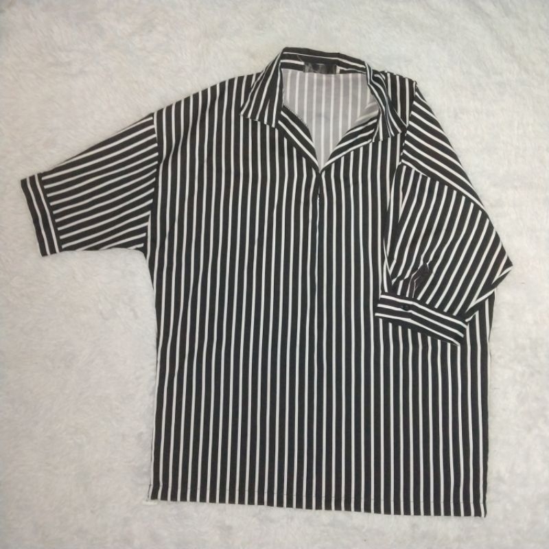 PRELOVED Kemeja Wanita Motif Salur/Stripe Hitam Oversize Lengan Pendek