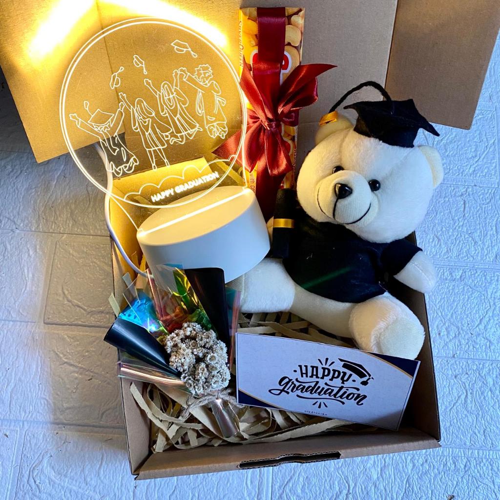 Studiociko Hampers Wisuda Cewek | Kado Wisuda Unik | Gift Box Lampu Akrilik | Boneka Wisuda