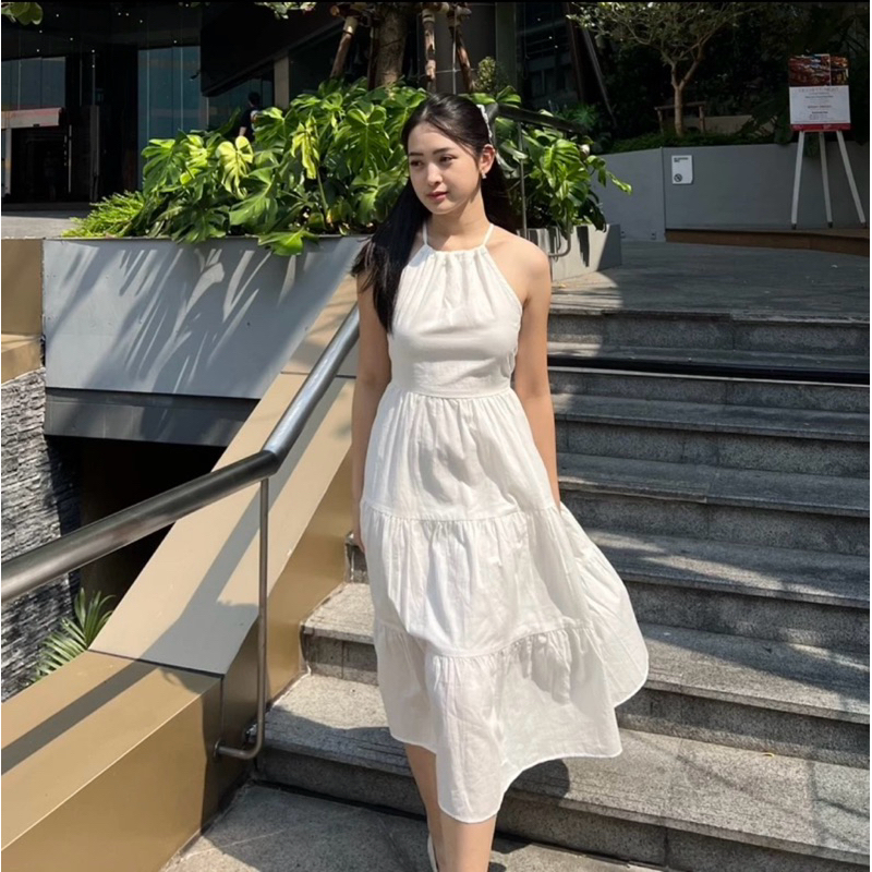 white dress pantai
