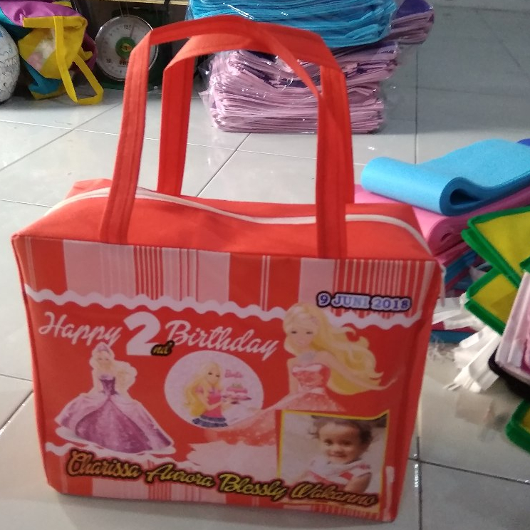 

tas resleting ulang tahun anak / tas ultah resleting / tas ultah / tas souvenir ukuran 35x10x35 tambah nama teman
