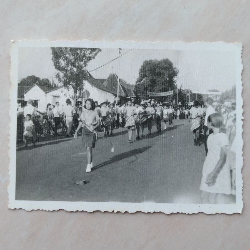 Foto Kuno Lawas Jadul Uk. Kecil Karnaval Drumband Remaja 1970 an - YN1738