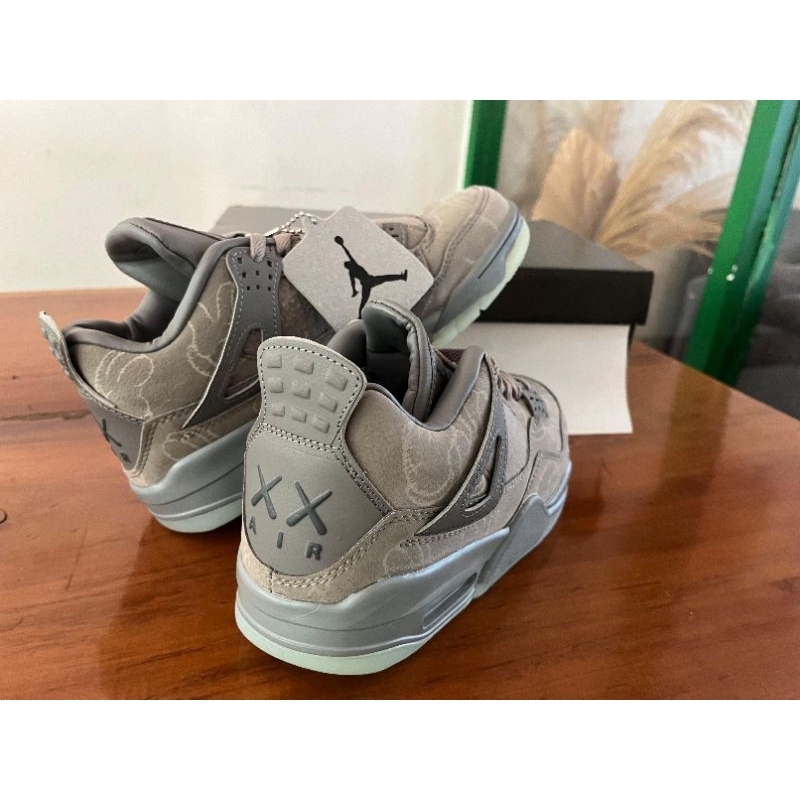 Air Jordan 4 Retro KAWS Cement Grey size 42