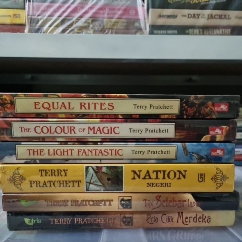 Novel Terry Pratchett | The Light Fantastic | The Colour of Magic | Equal Rites | Nation | Topi Sele