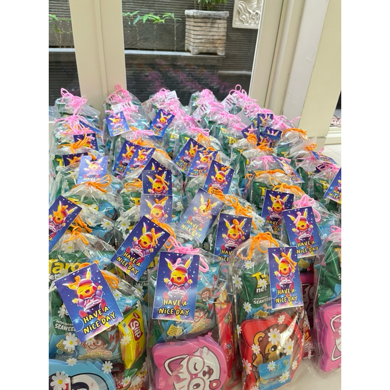 

HAMPERS SNACK KOTAK MAKAN BOTOL MINUM UNTUK ULANG TAHUN BIRTHDAY