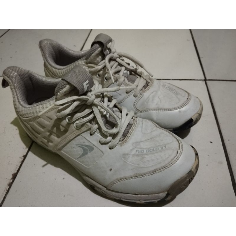 sepatu flypower rio gold putih size 42 + bonus kaos kaki fp
